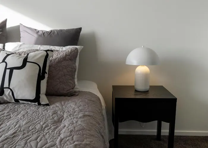 Luxury 2 Bed Townhome In Cbd