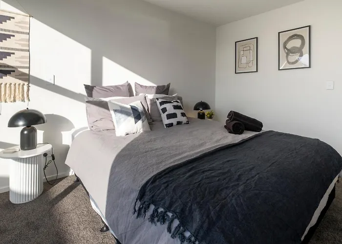 Luxury 2 Bed Townhome In Cbd