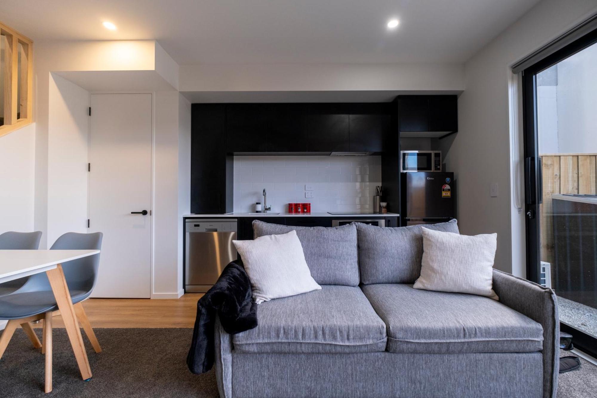 Luxury 2 Bed Townhome In Cbd Apartment