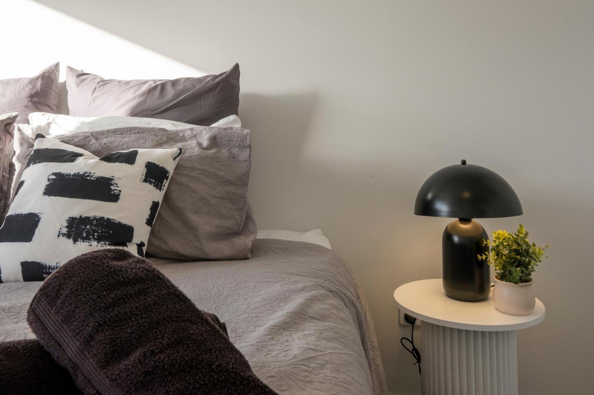 Luxury 2 Bed Townhome In Cbd Apartment *