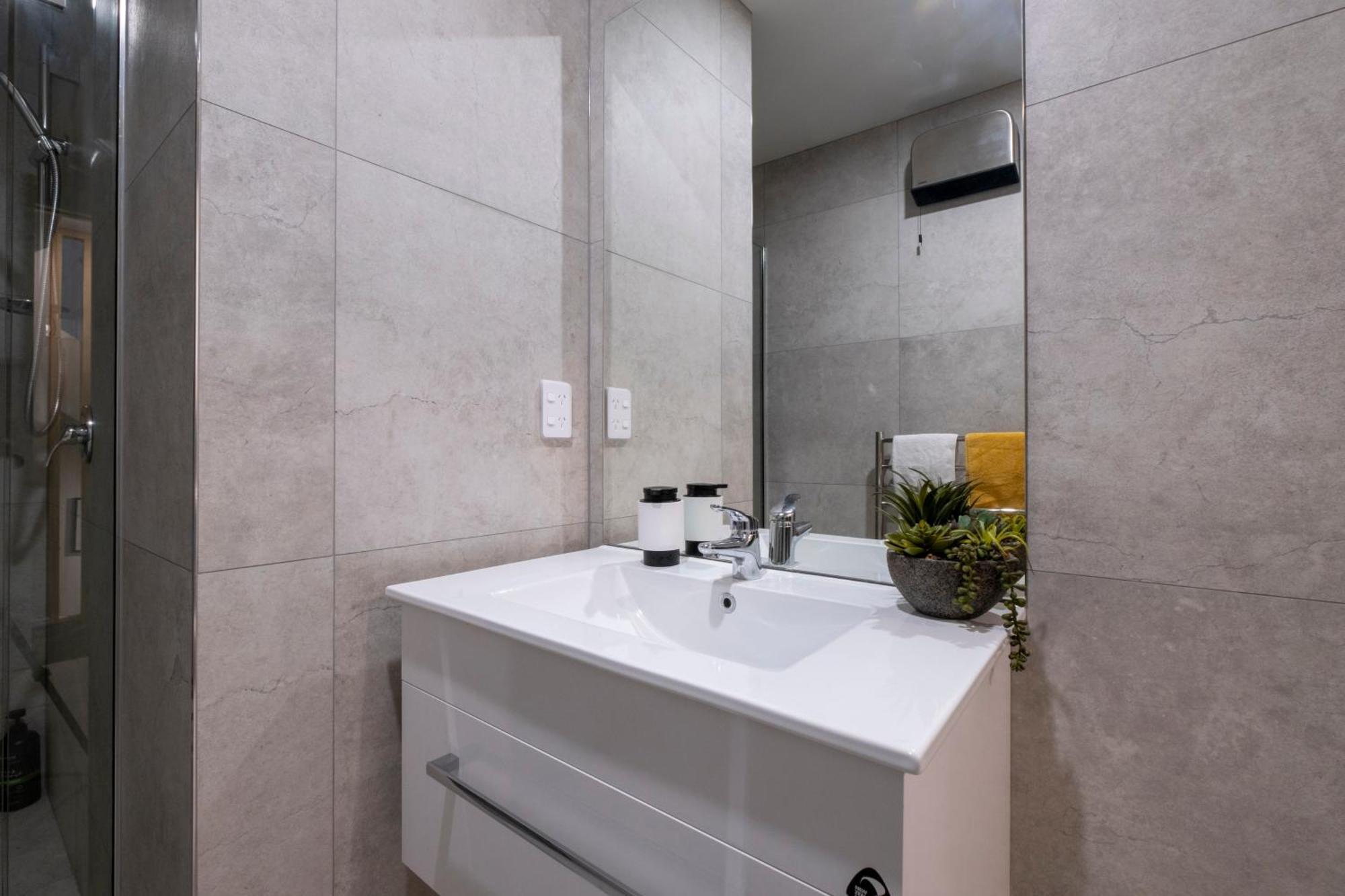 Luxury 2 Bed Townhome In Cbd *
