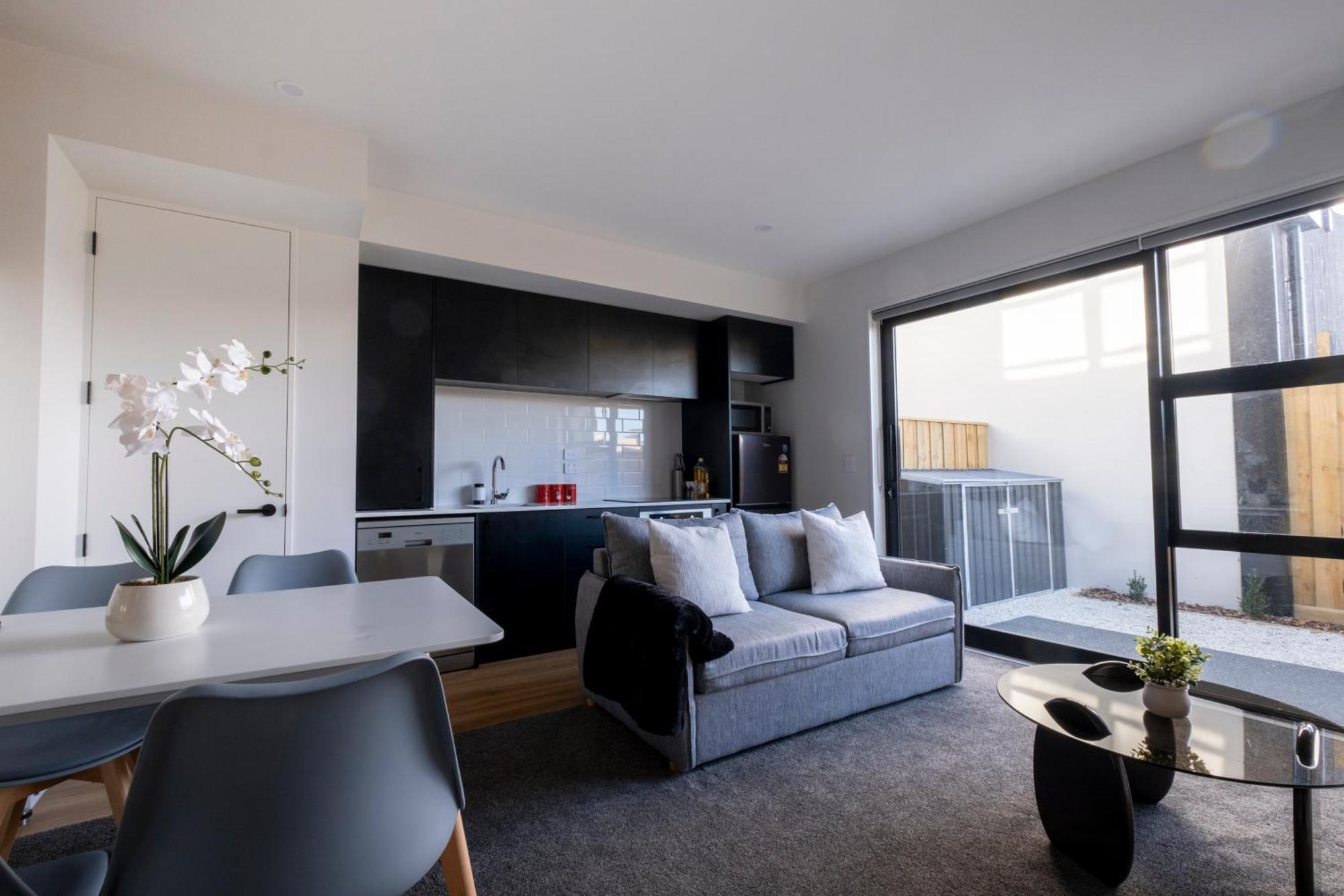 Luxury 2 Bed Townhome In Cbd