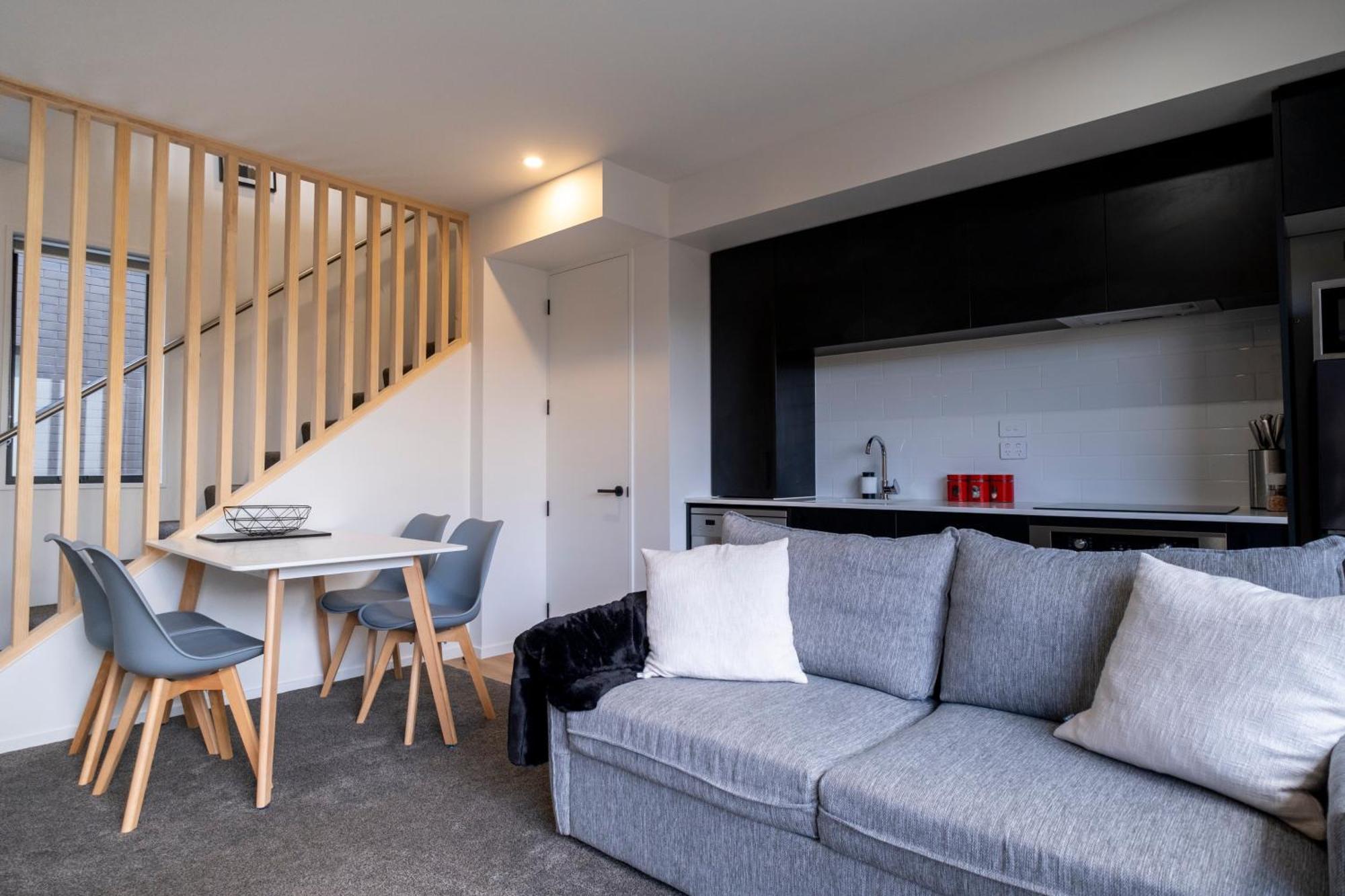 Luxury 2 Bed Townhome In Cbd Apartment