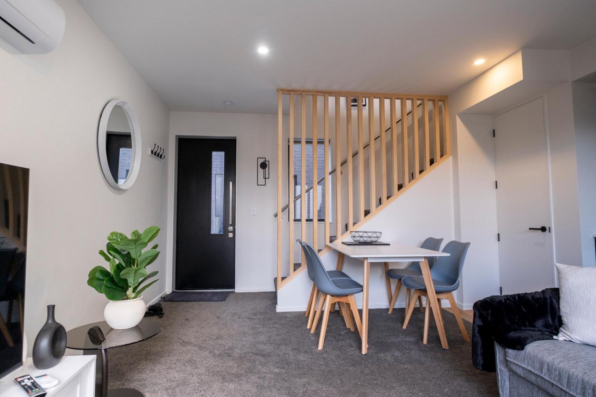 Luxury 2 Bed Townhome In Cbd Apartment *