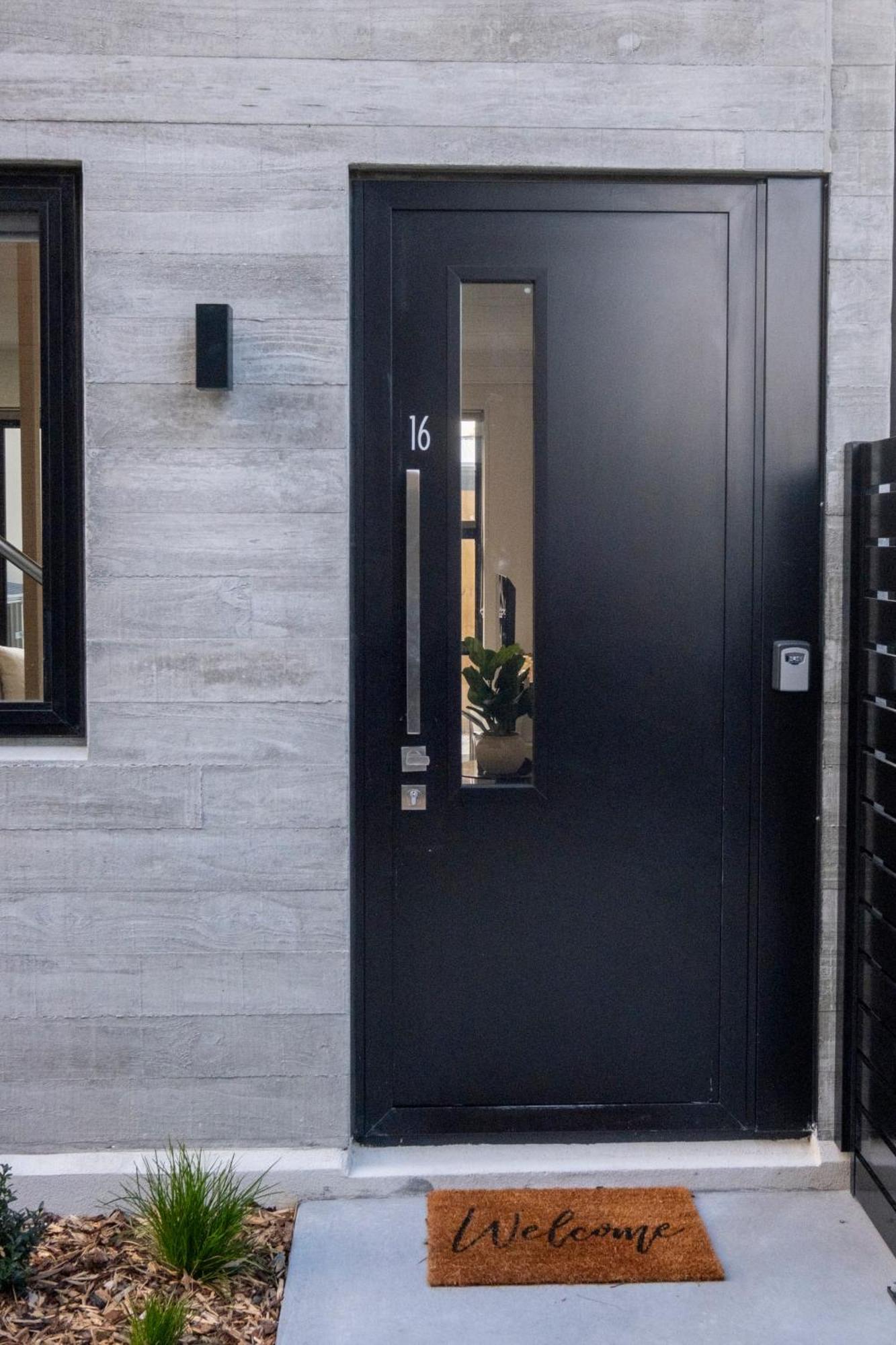 Luxury 2 Bed Townhome In Cbd *