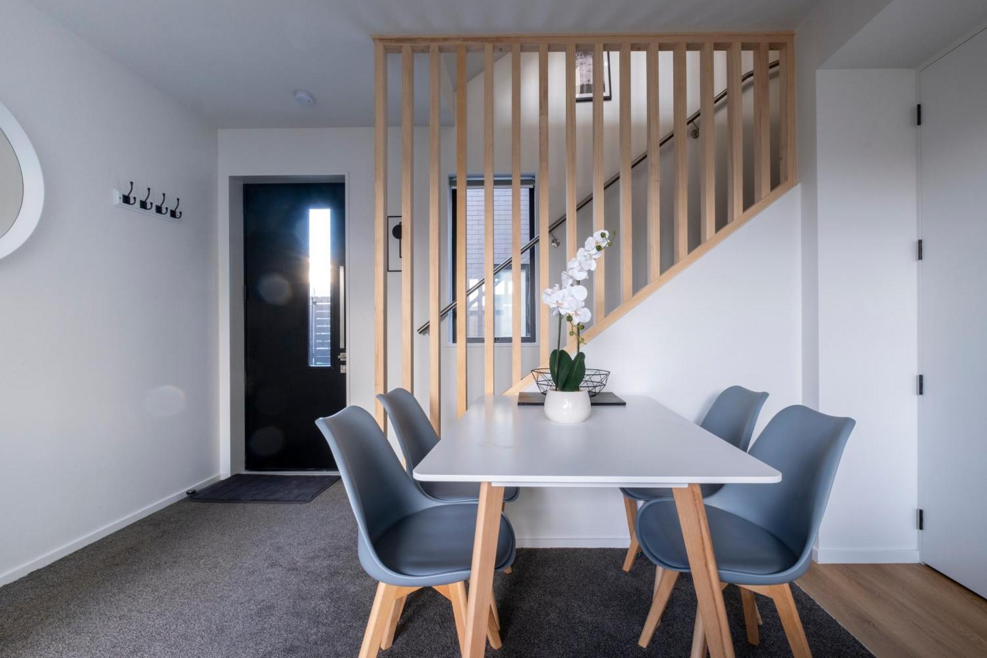 Luxury 2 Bed Townhome In Cbd Apartment