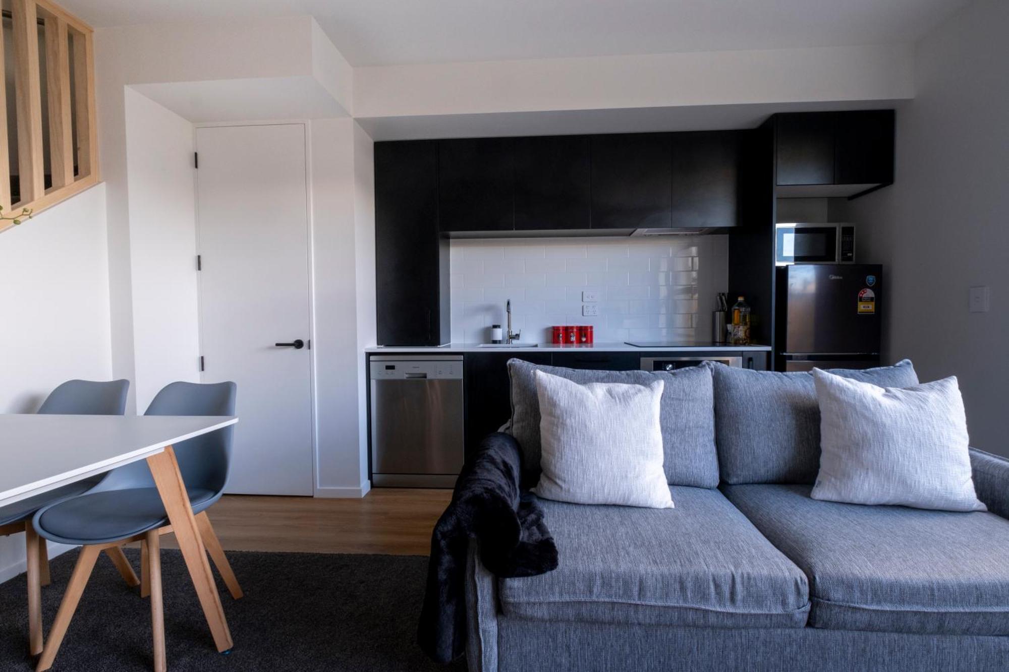 Luxury 2 Bed Townhome In Cbd Apartment *