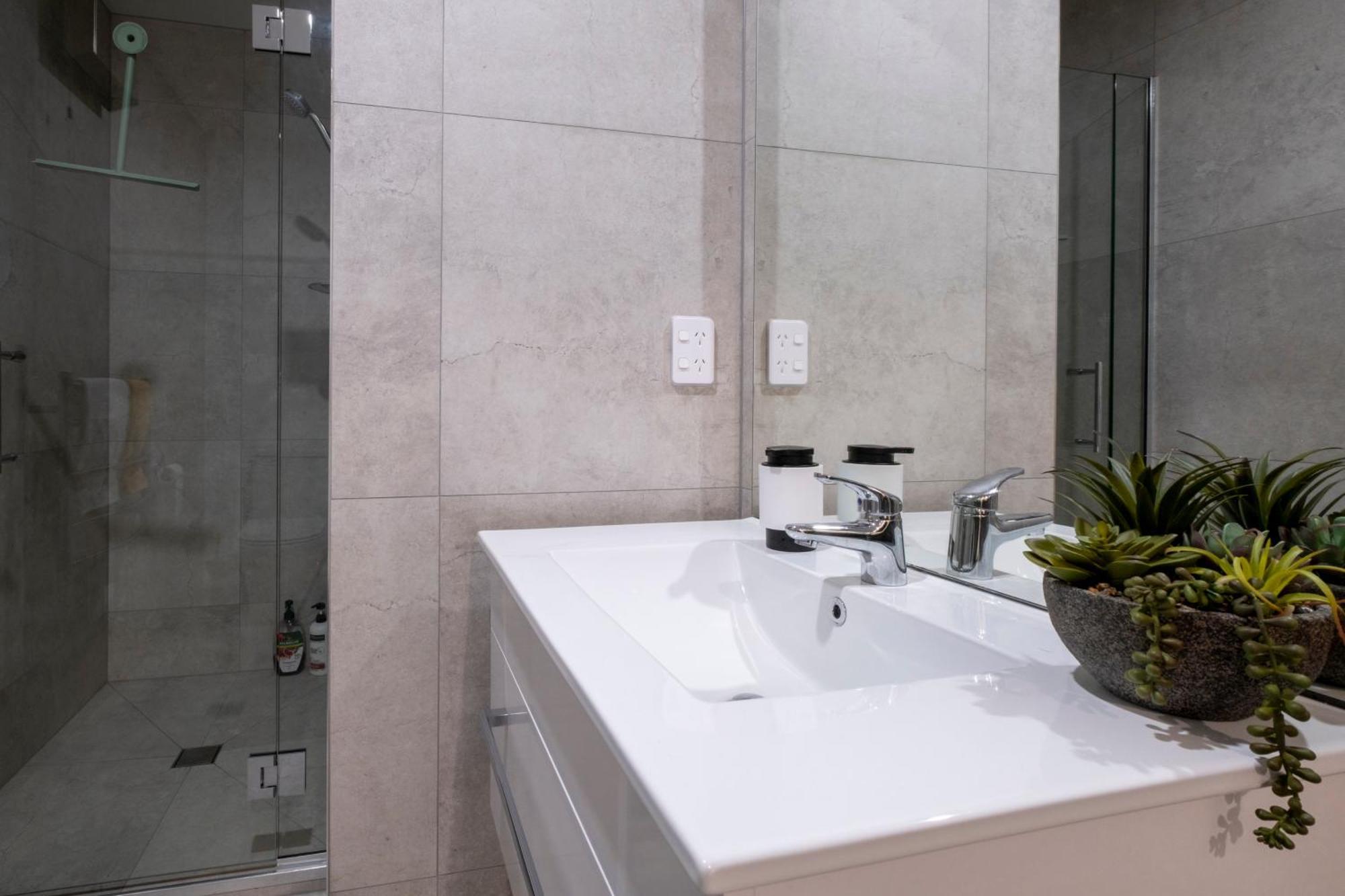 Luxury 2 Bed Townhome In Cbd Apartment