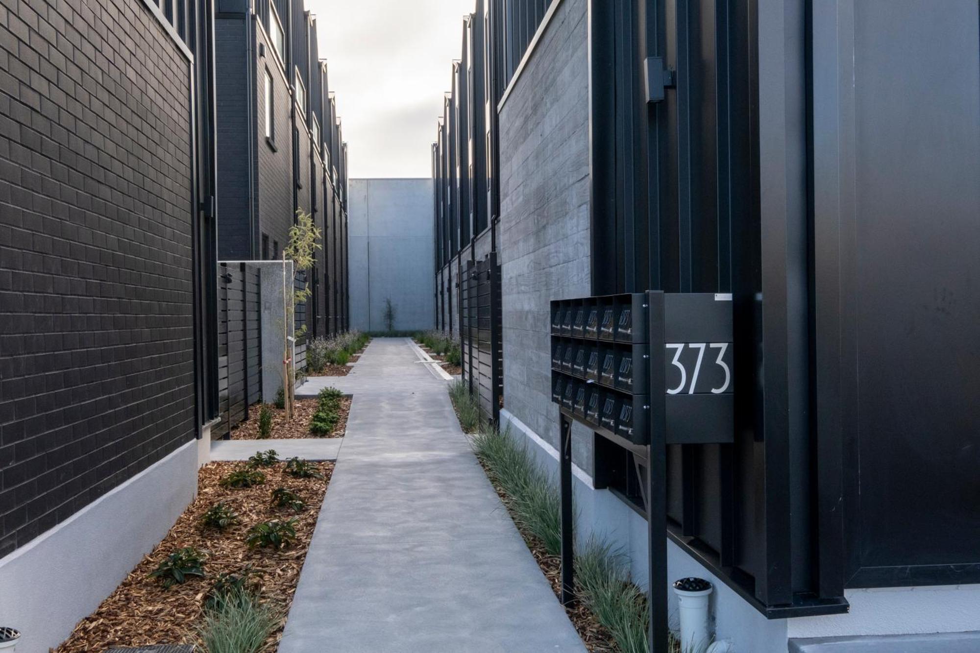 Luxury 2 Bed Townhome In Cbd *